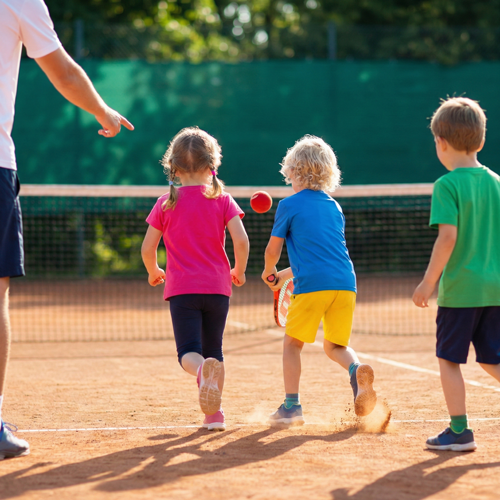 Kinder beim Tennistraining